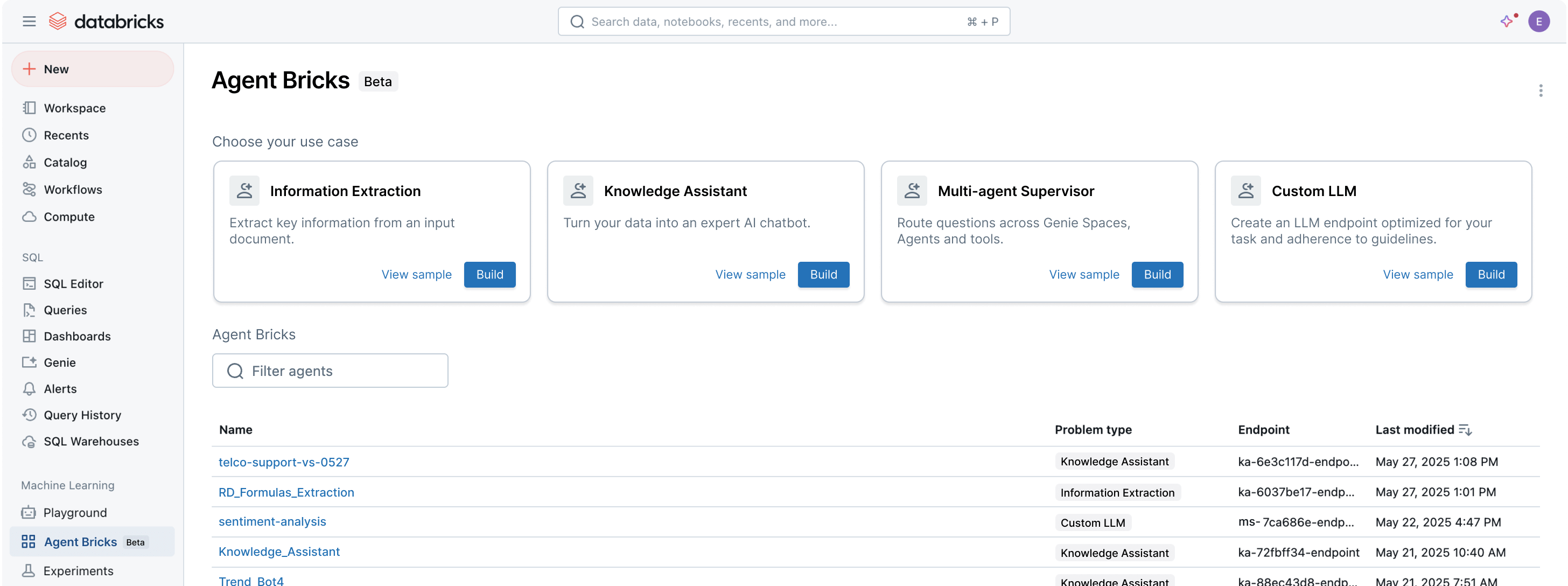Databricks의 AI 에이전트 개발 플랫폼 Agent Bricks 대시보드 화면으로 Knowledge Assistant, Information Extraction, Multi-agent Supervisor, Custom LLM 빌드 옵션을 보여주는 엔터프라이즈용 생성형 AI 관리 인터페이 스