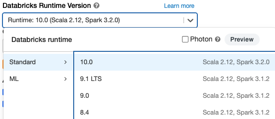 クラスタ作成時に Databricks ランタイムのバージョンを選択できます。